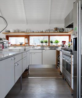white kitchens may be my favorite.  i think food looks prettiest in them too.