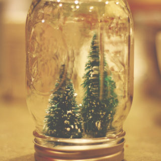 do-it-yourself mason jar snow globe.